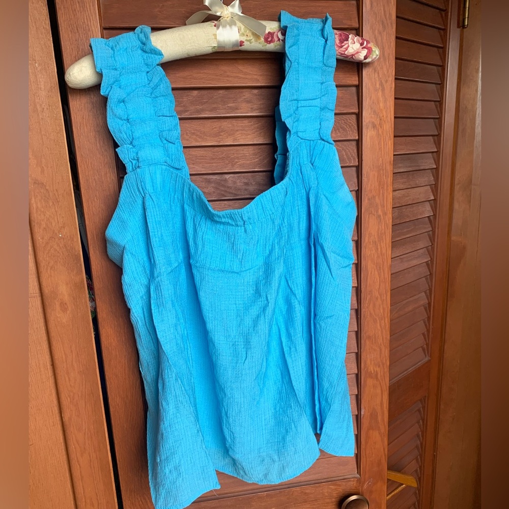Blue cropped ruffled sleeved tank top